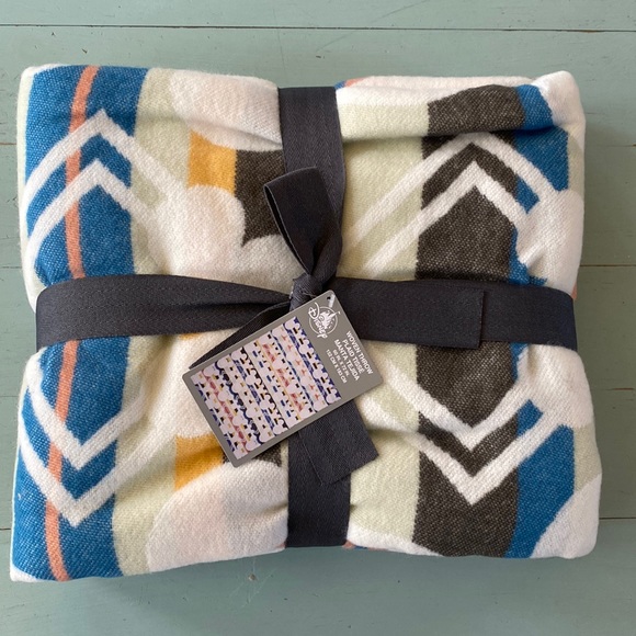 NWT Disney Woven Throw - Picture 1 of 5